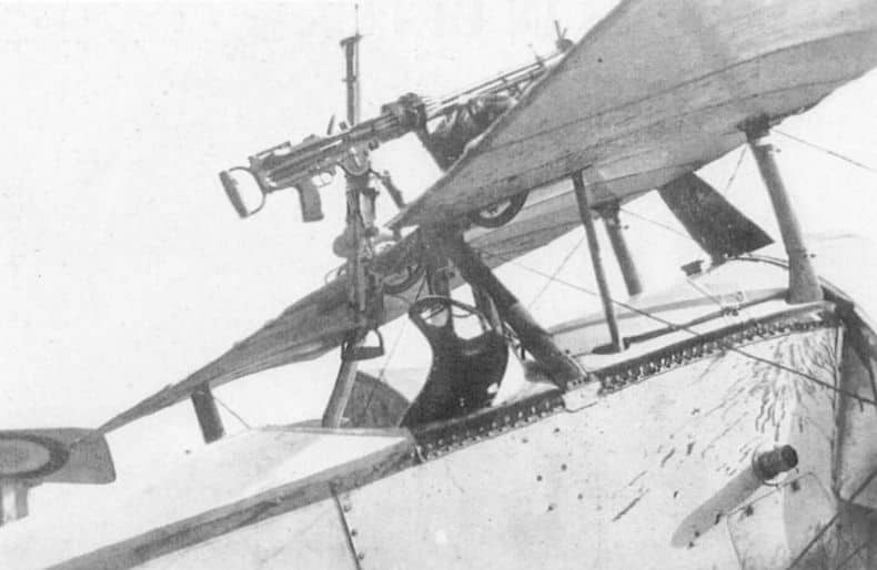Еще одно фото английского Ньюпора 11 с двумя пулеметами «Льюис» для стрельбы вперед (левый опущен – в таком положении пилот мог сменить диск, передернуть затвор, извлечь перекошенный патрон или застрявшую гильзу